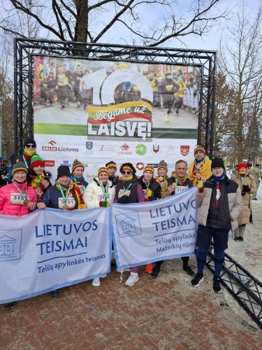 Telšių apylinkės teismo kolektyvas prisijungė prie jubiliejinio bėgimo „Bėgame už laisvę“ Mažeikiuose